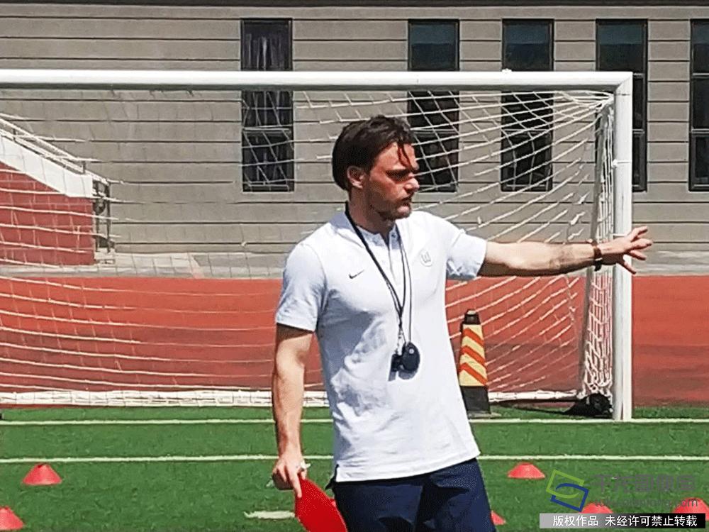 打造校园足球新活力门头沟区10所学校引进“洋教练”