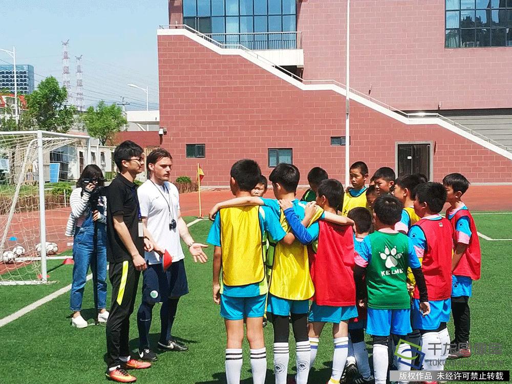 打造校园足球新活力门头沟区10所学校引进“洋教练”