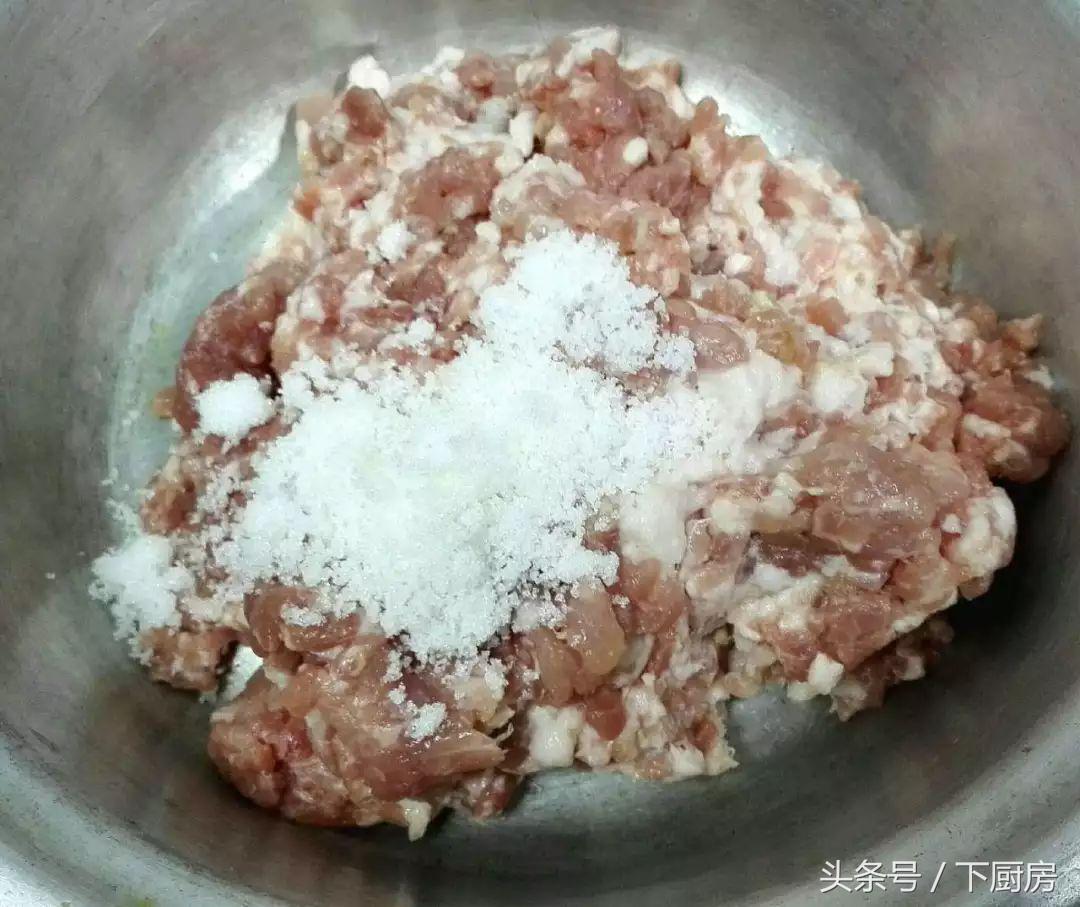 肉馅儿怎么拌才会鲜嫩多汁,拌好的肉馅总有一股味