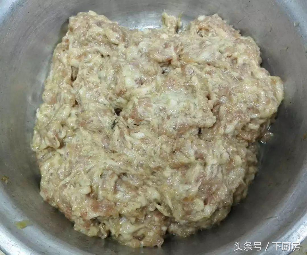 肉馅儿怎么拌才会鲜嫩多汁,拌好的肉馅总有一股味