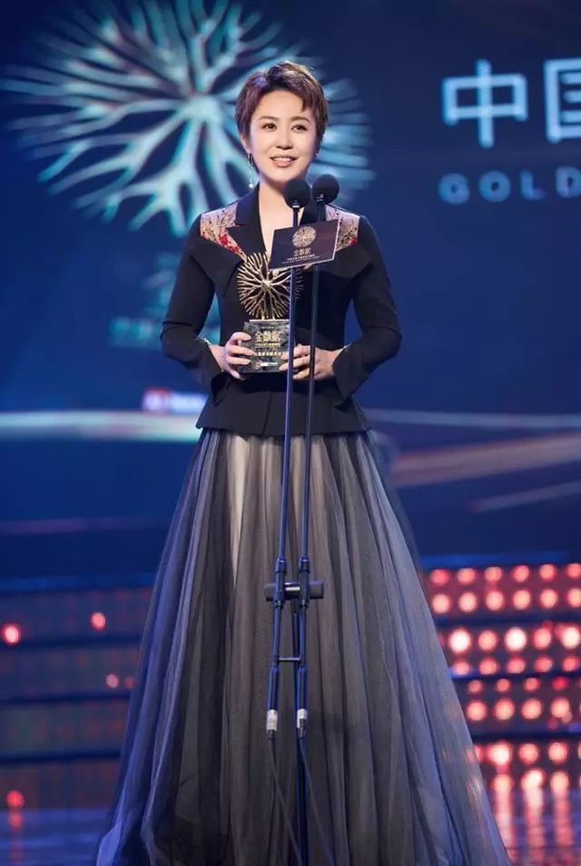 马丽穿连衣裙显胖,马丽穿西装