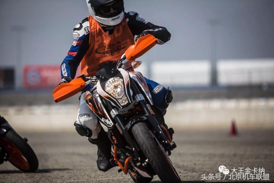 摩托车u型弯道教程,摩托车u型下坡弯道技巧