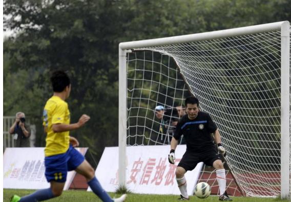 为什么足球守门员都是往反方向扑,为什么足球守门员反应很快