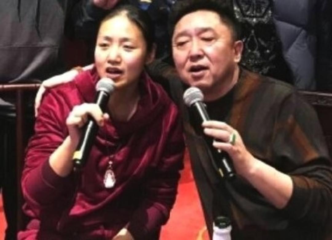 于谦与小10岁娇妻罕见同框,于谦与妻子的合影照