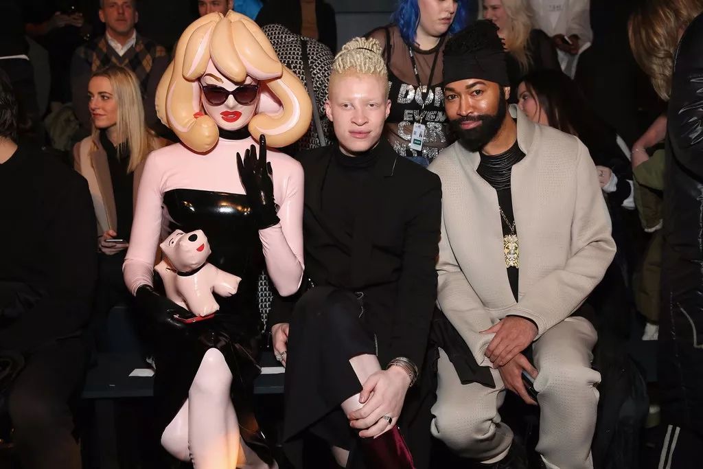 备受欧美时尚圈宠爱的真人*气娃充**娃，每次看秀都坐在第一排