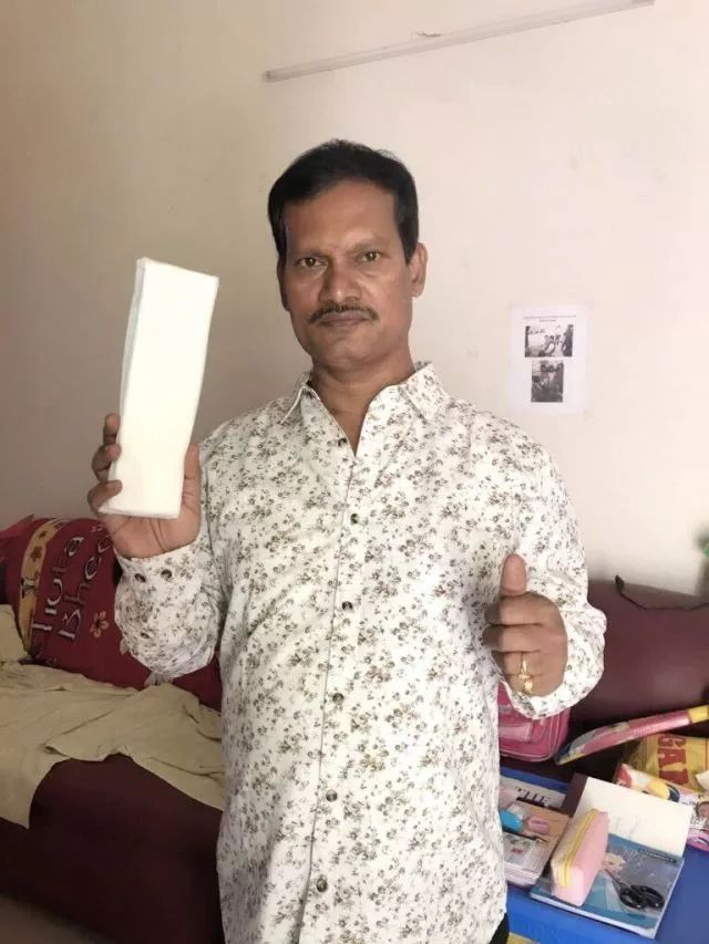 这个穿上女式*裤内**，血漏裤子，成全村变态的他，为爱造出了卫生巾