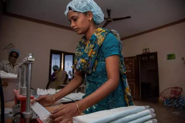 这个穿上女式*裤内**，血漏裤子，成全村变态的他，为爱造出了卫生巾