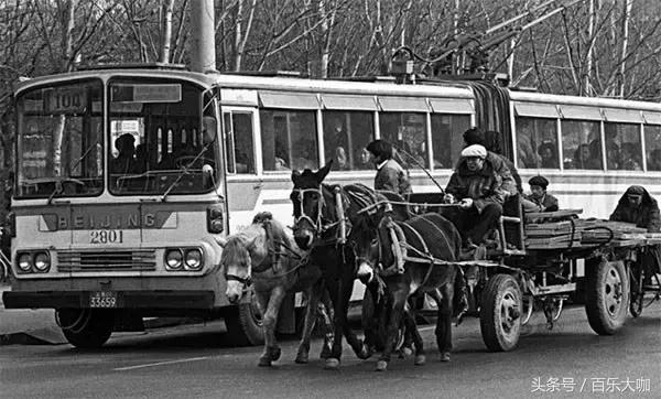 80年代的北京还不堵车车辆很少,80年代的北京牌汽车