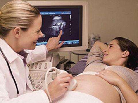 孕12周胎盘低置有宫腔积液怎么办,12周孕妇b超显示胎盘低置有危险吗