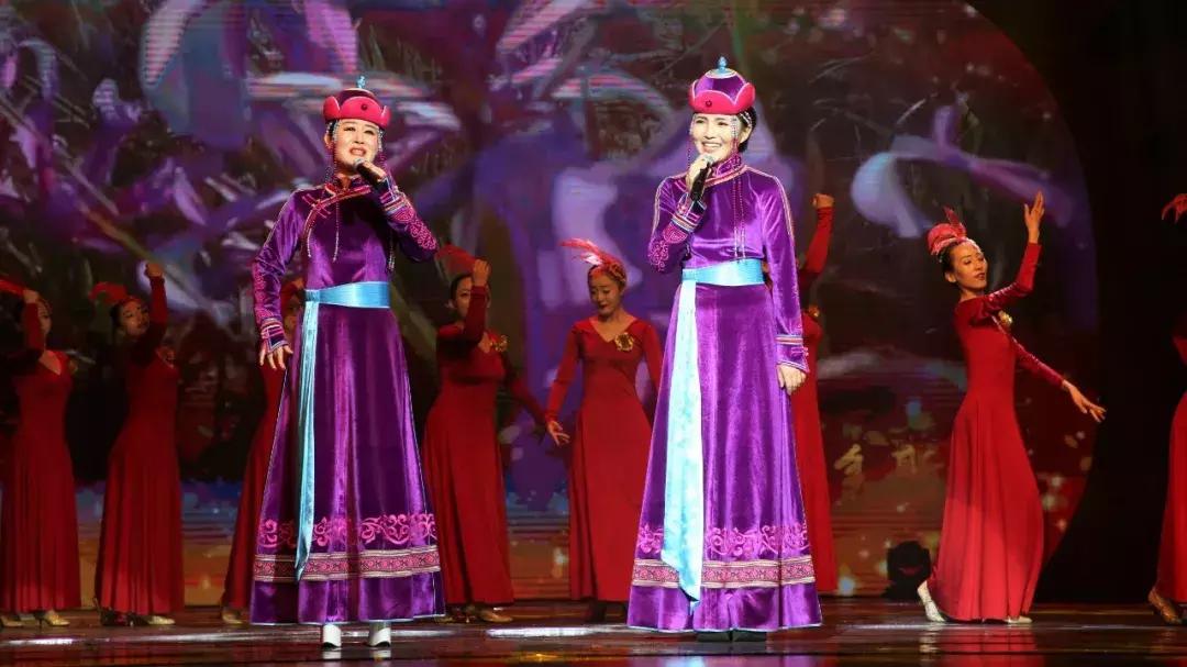 弘扬劳动精神致敬劳动榜样,弘扬劳动精神争当出彩先锋