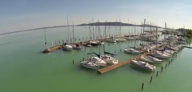 风景秀丽的湖边小城，是一座疗养胜地，很多人来此治心脏病