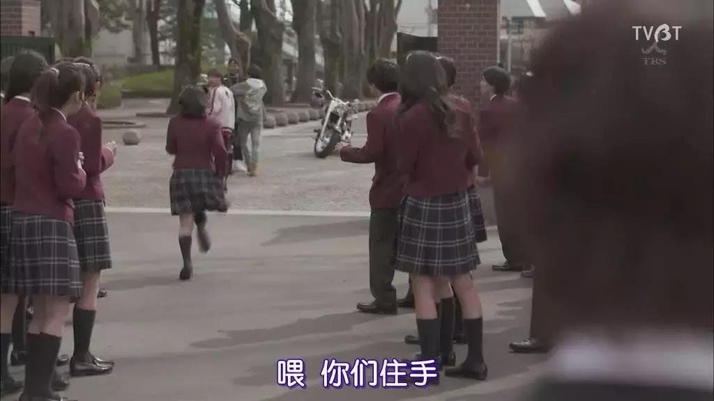 剧情老套夸张但没有违和感 (剧情很老套但是很好看)