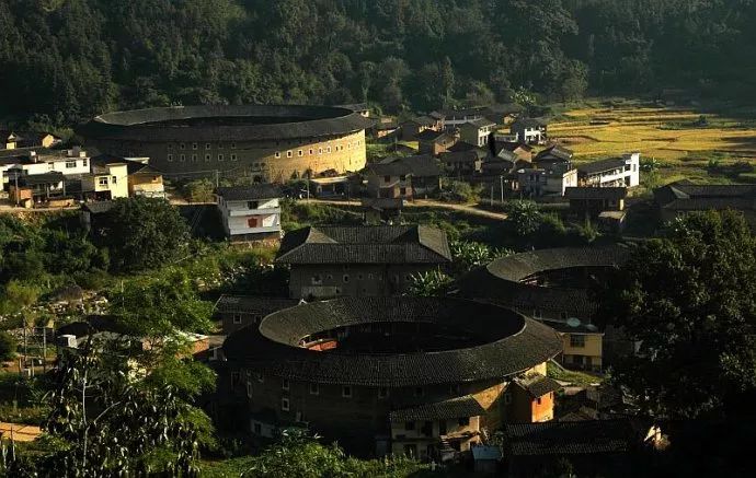 离厦门200公里的城市,离厦门十来分钟的小城