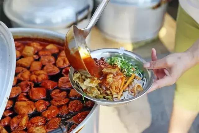 一碗螺蛳粉爱上一座城,一碗螺蛳粉只吃一半