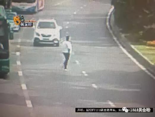 女子在等车,男子“没控制住”摸了她的胸部