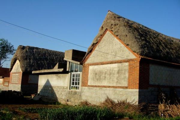 农村海草房建造视频,特色民居海草房冬暖夏凉