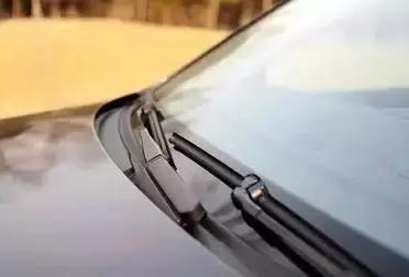 雨刮器向上刮异响怎么回事,雨刮器刮玻璃异响解决方法