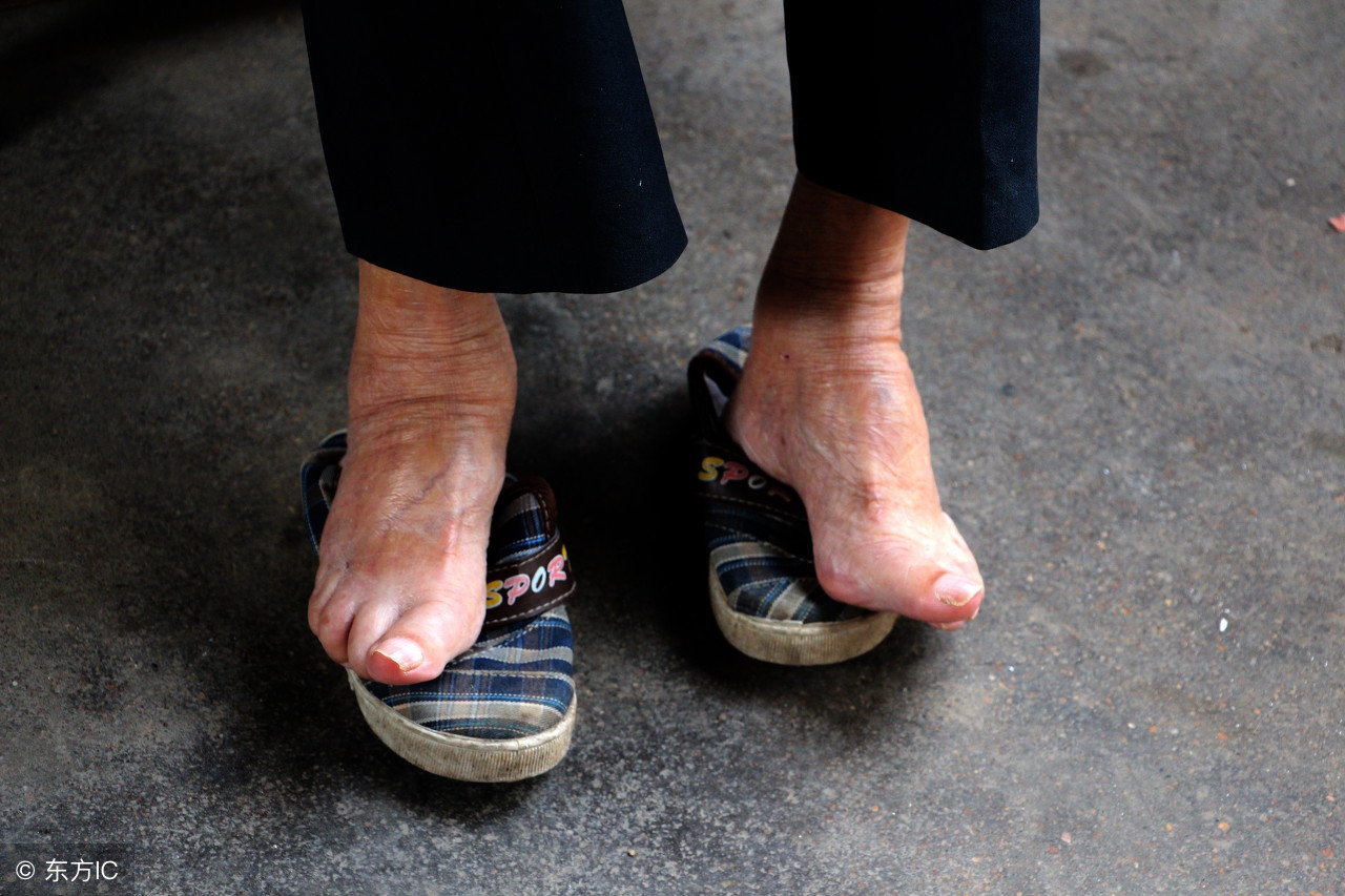 面对女人裹小脚的旧社会陋习,这样教育孩子才能正能量满满