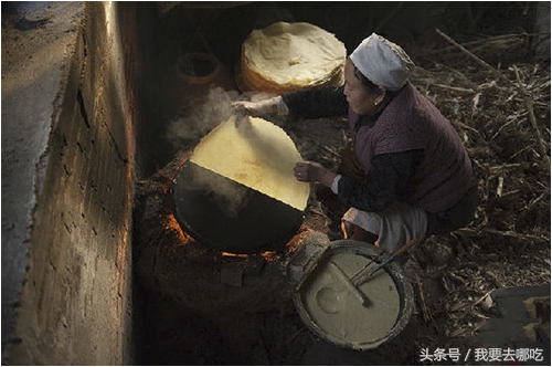 吃一口煎饼卷大葱光着膀子,吃煎饼卷大葱片段