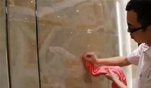 怎样才能把瓷砖的污渍清干净,刚刚铺好的瓷砖怎么去除水渍