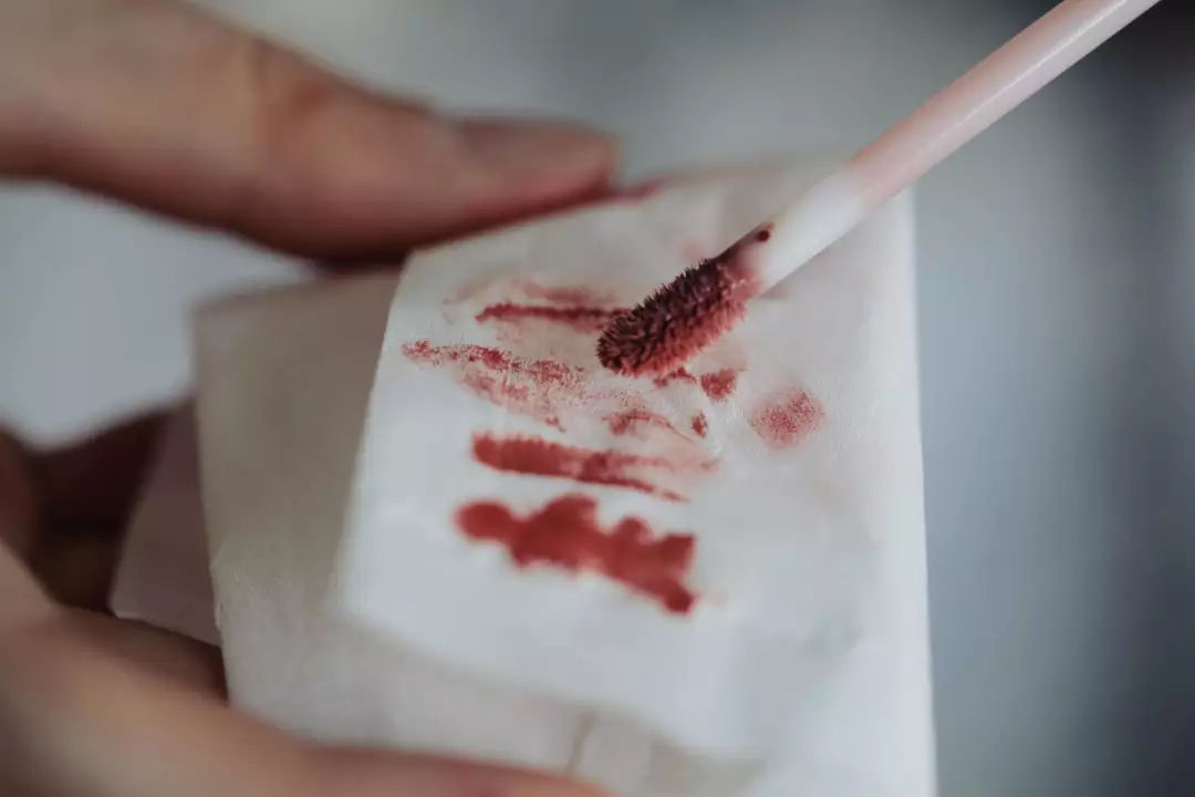 两支口红混搭怎么涂,两支口红怎么弄成一支