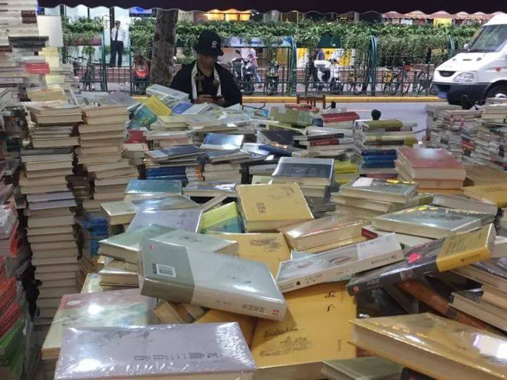 除了在杏花楼排网红青团，这条路还有上海最大书城和老爵士