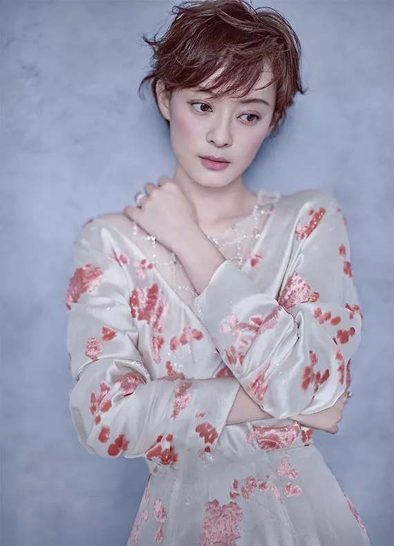 脸小双下巴适合什么发型,大饼脸高颧骨方下巴适合什么发型