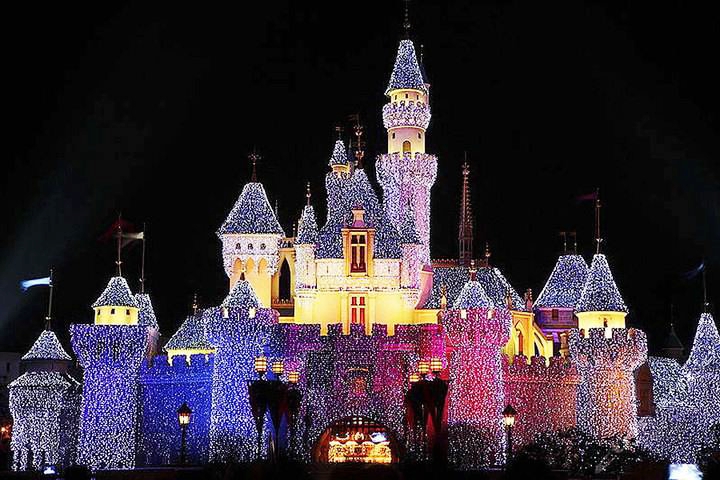 香港迪士尼，有得睇有得玩，被誉为“最好玩的乐园”