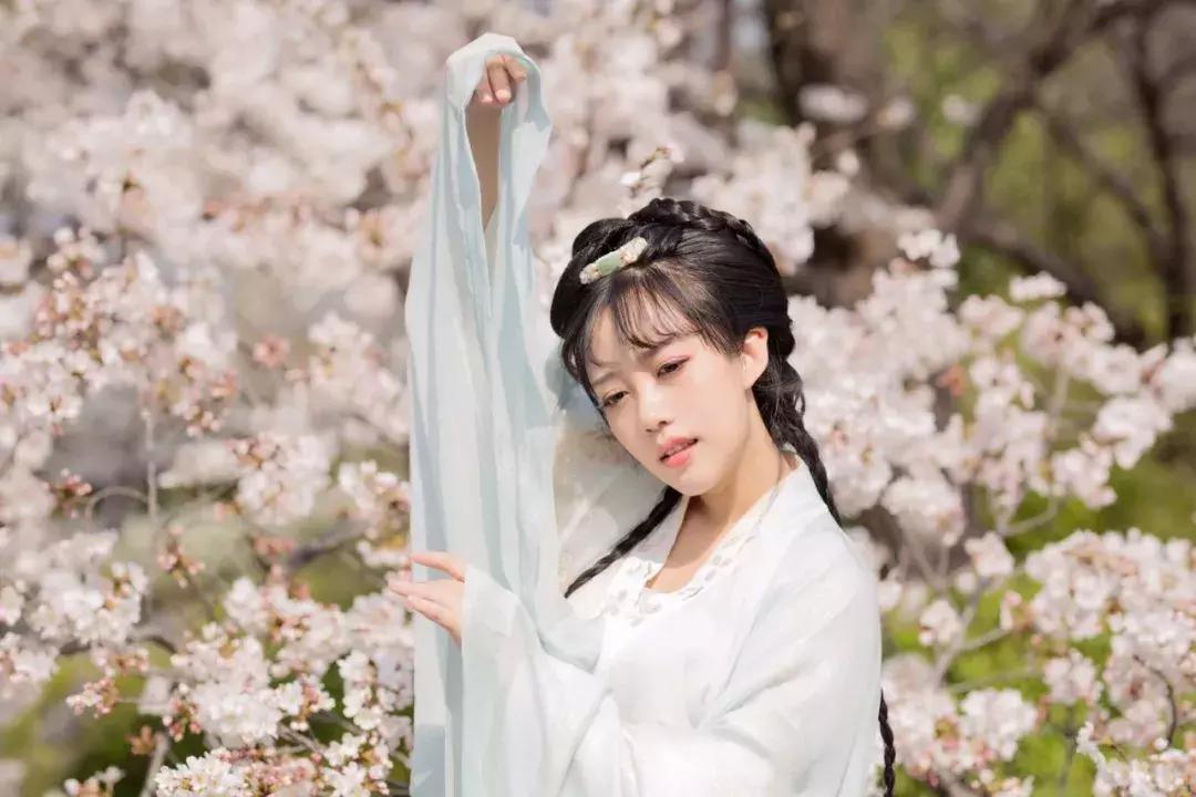 中国姑娘汉服惊呆外国人视频,中国姑娘在国外街头穿汉服惊艳了