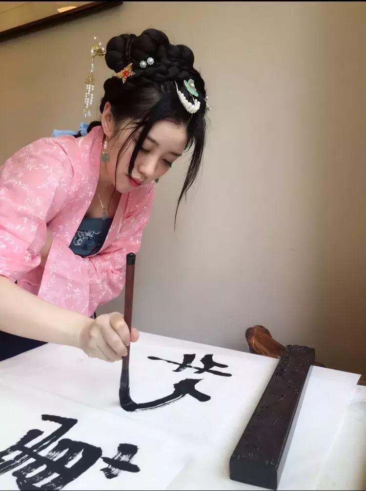 华丽汉服在外国街头惊艳外国人,中国汉服小姐姐美到哭了