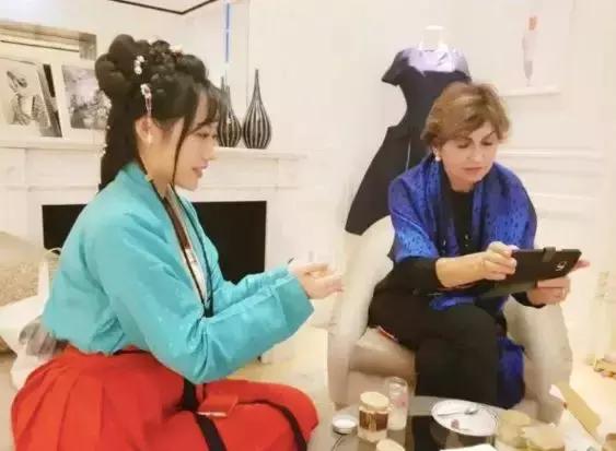 中国姑娘汉服惊呆外国人视频,中国姑娘在国外街头穿汉服惊艳了