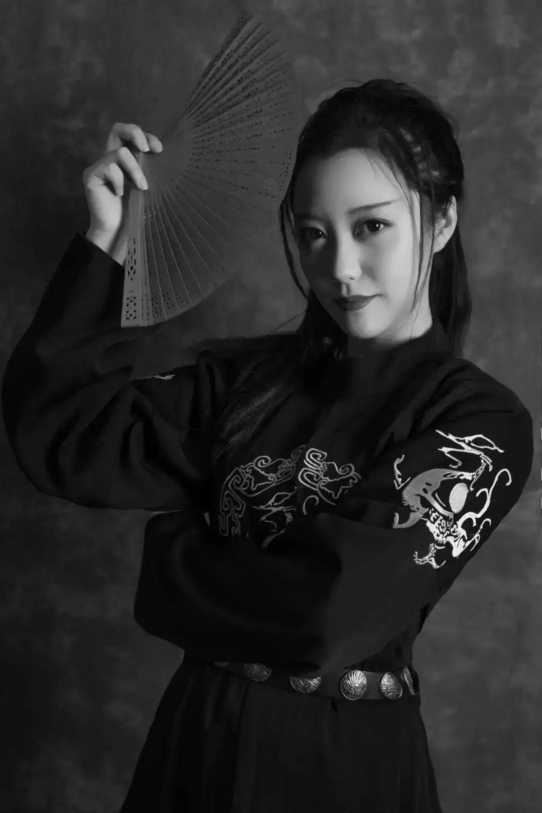 中国姑娘汉服惊呆外国人视频,中国姑娘在国外街头穿汉服惊艳了