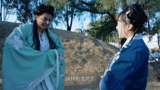 华丽汉服在外国街头惊艳外国人,中国汉服小姐姐美到哭了