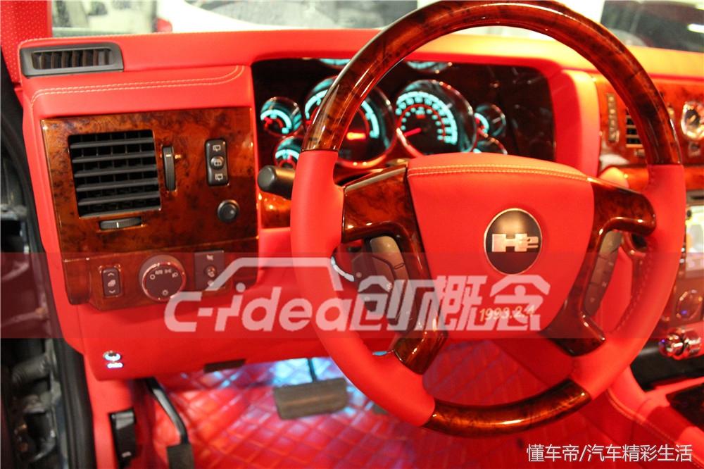 悍马H2顶级改装内饰,悍马h2内饰大屏幕