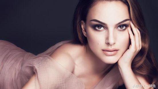 她是平胸的纸片姑娘，却是性感的英伦玫瑰，美得颠倒众生！