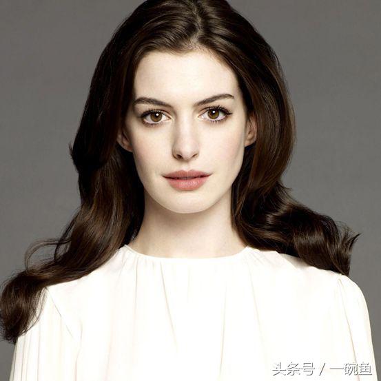 她是平胸的纸片姑娘，却是性感的英伦玫瑰，美得颠倒众生！