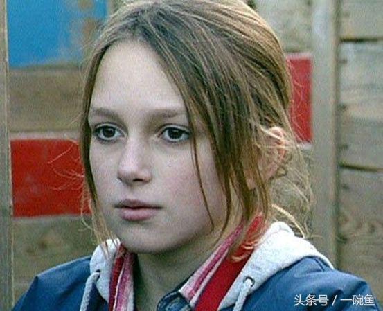 她是平胸的纸片姑娘，却是性感的英伦玫瑰，美得颠倒众生！