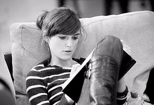 她是一个平胸的女子,她是一个平胸女子