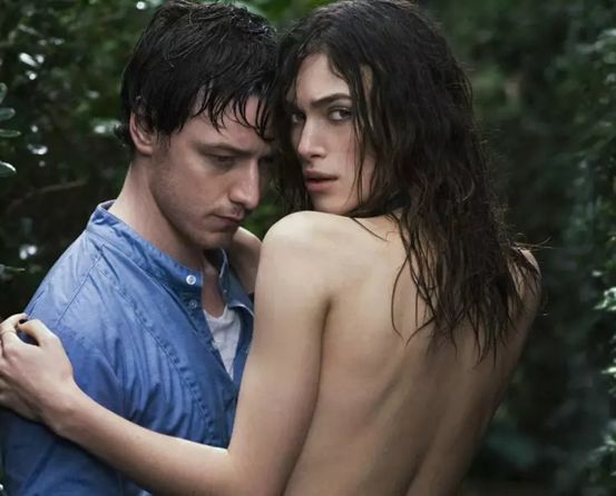 她是平胸的纸片姑娘，却是性感的英伦玫瑰，美得颠倒众生！