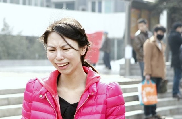 尖锐性湿疣长了六七个,尖锐性湿疣皮肤里面有小疙瘩