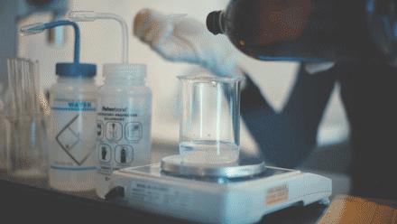 女人身上的香水味是什么很好闻 (你身上有他的香水味但没有我的贵)