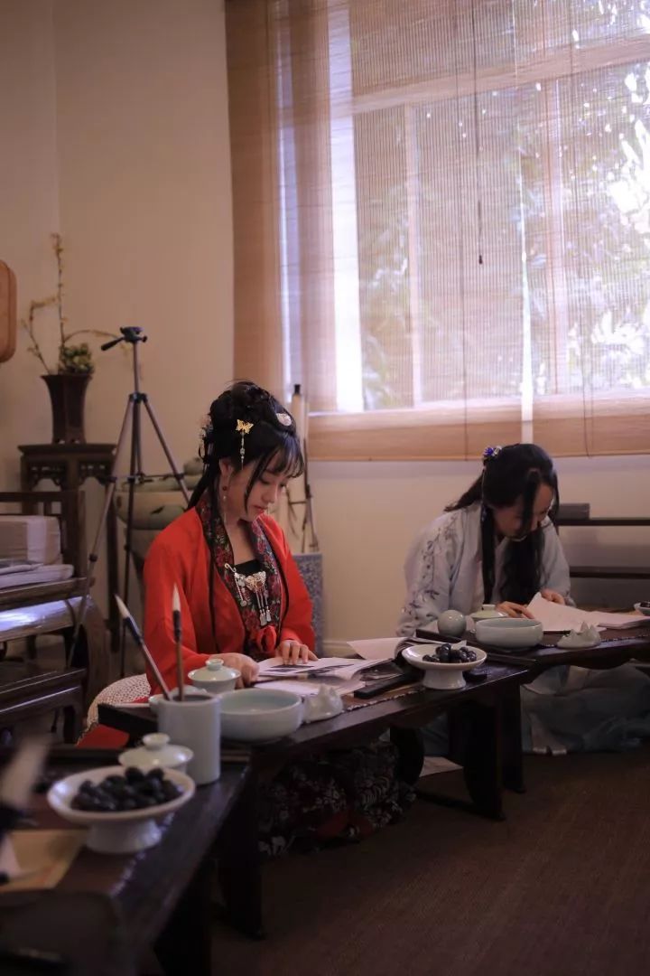 90后中国姑娘，在澳洲街美哭外媒