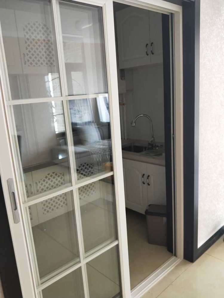 自己装新房，沙发太大只能对着卧室门，有没有办法改变？