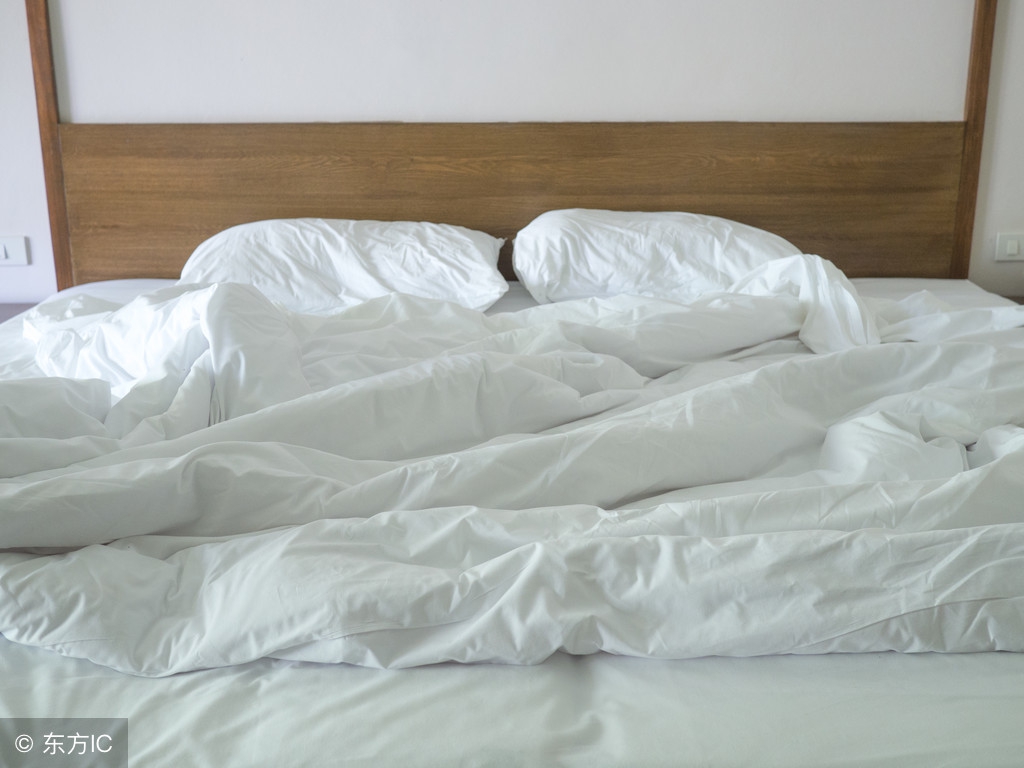 被子羽绒被蚕丝被现场制作,被子是买蚕丝被还是羽绒被