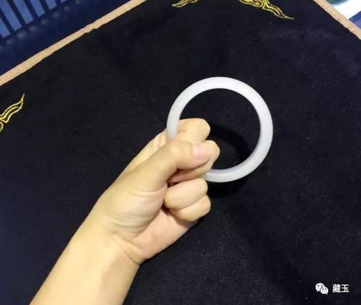 玉镯为什么容易断裂,圆条玉镯容易断