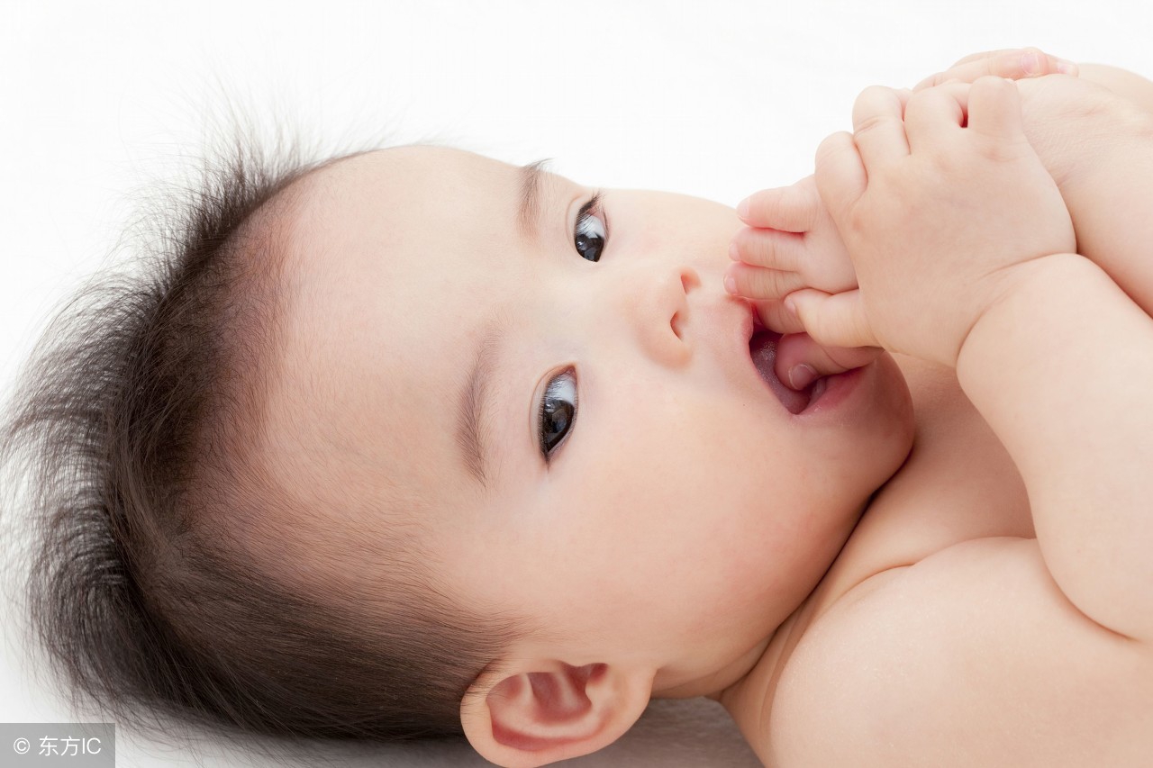 两岁宝宝老是吸手指,宝宝老是吸手指都吸紫了