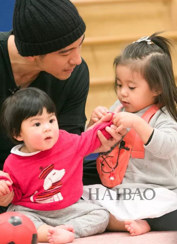 诺一现在这么接地气？才7岁的Grace就是铅笔腿！