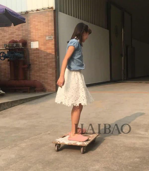 诺一现在这么接地气？才7岁的Grace就是铅笔腿！