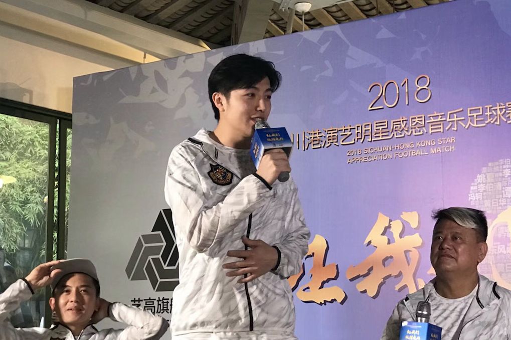 香港明星足球队抵达榕江谭咏麟,李伯清谭咏麟比赛视频