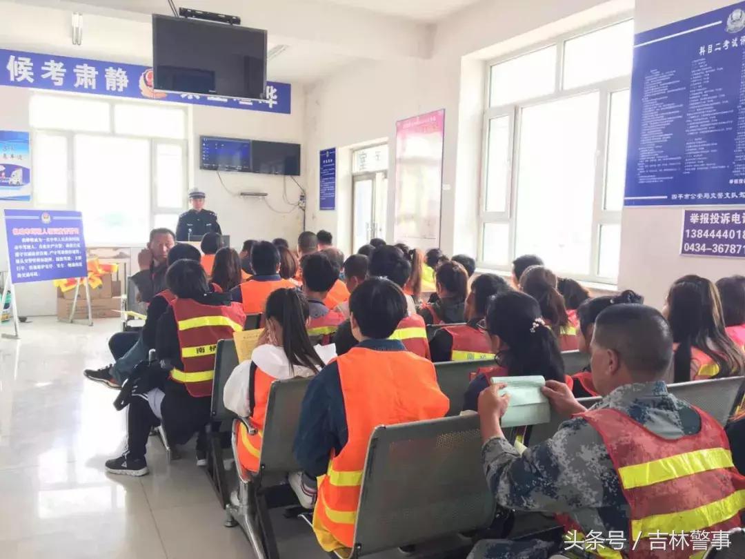 交警大队文明交通绿色出行,交警开展文明交通进驾校宣传活动